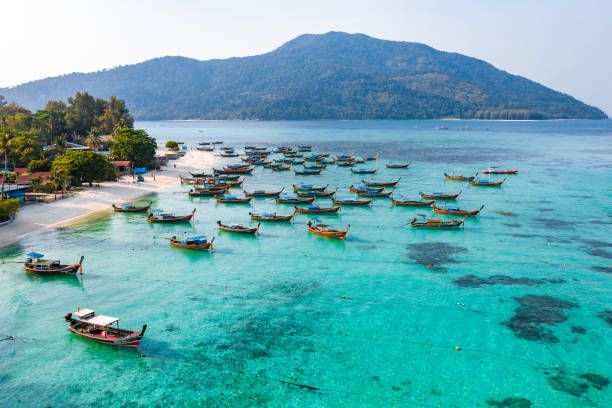 widok z lotu ptaka na plażę sunrise z długimi łodziami ogonowymi w koh lipe, satun, tajlandia - nautical vessel sky blue andaman sea zdjęcia i obrazy z banku zdjęć