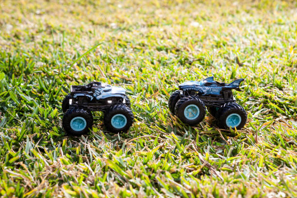 batalla de camiones monstruo en el jardín sobre la hierba en un día soleado - ferris wheel flash fotografías e imágenes de stock
