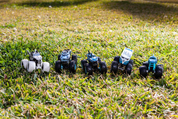 batalla de camiones monstruo en el jardín sobre la hierba en un día soleado - ferris wheel flash fotografías e imágenes de stock