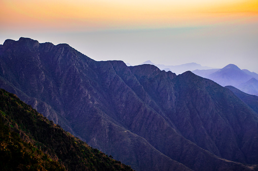 Montañas Al-Souda, Abha, al sur de Arabia Saudita, con una impresionante vista de las montañas y la niebla photo