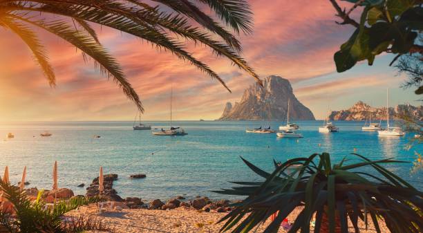 fascinante vista de una puesta de sol dorada sobre las montañas - isla de ibiza fotografías e imágenes de stock