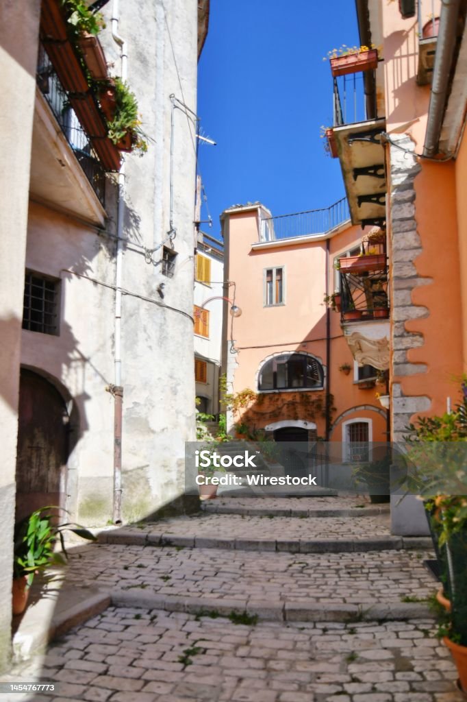 イタリア、ベネヴェント県の町、モルコーネの古い家の間の狭い通り - ストックフォト・写真素材...