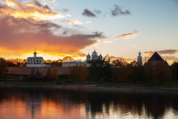 veliky novgorod - surrounding wall sky river dome foto e immagini stock