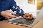 hand-mit-mobiltelefon-mit-online-transak
