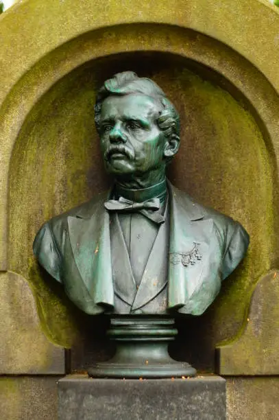 Photo of Bust of Heinrich Siesmayer on his grave.