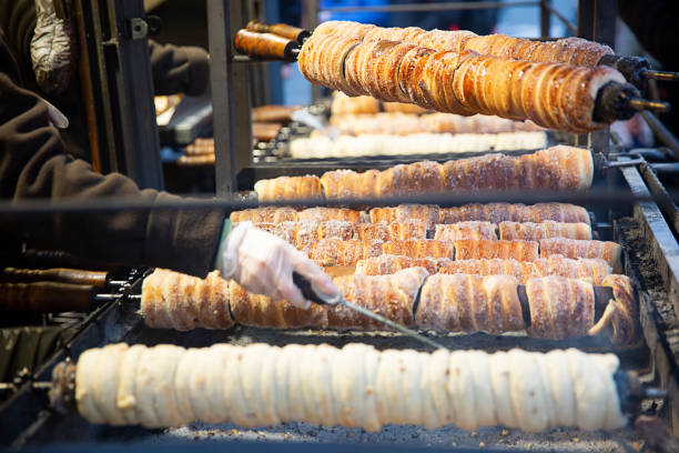 processo de cozinhar um trdelnik - a iguaria nacional checa - praga boémia - fotografias e filmes do acervo