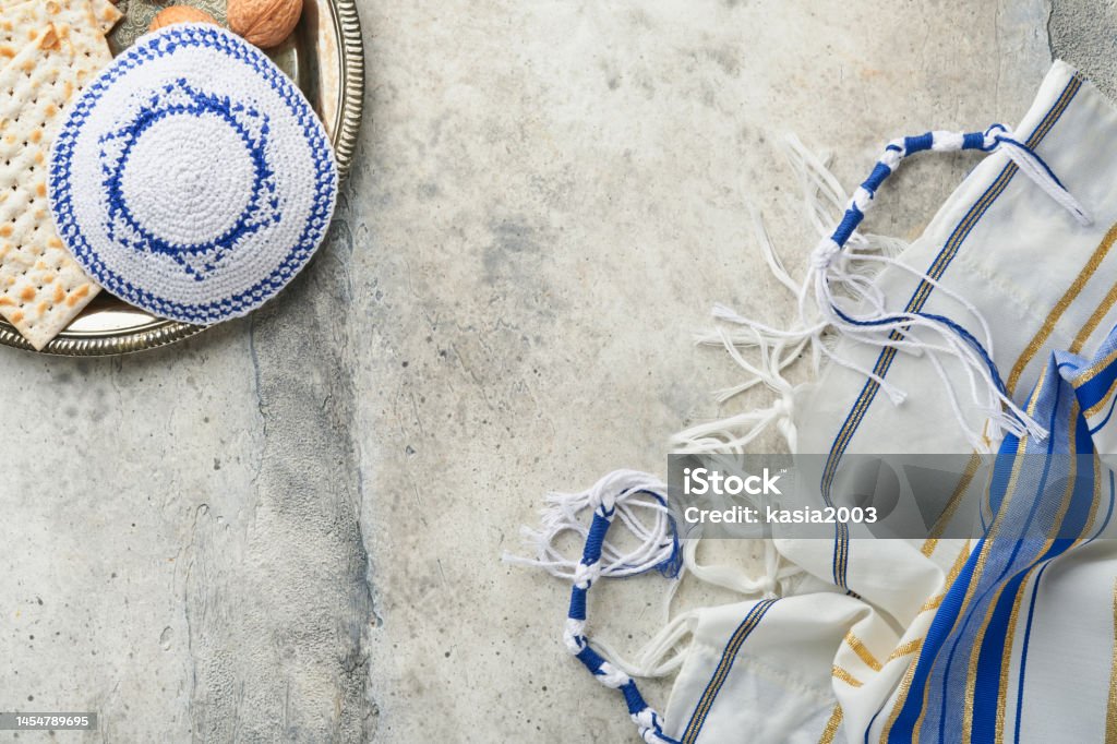 Koncepcja obchodów Paschy. Maca, czerwony koszerny i orzechowy. Tradycyjny rytuał żydowskiego chleba maca, jarmułka i tałes na starym tle. Pokarm paschalny. Święto żydowskie Pesach. - Zbiór zdjęć royalty-free (Pesach) Koncepcja obchodów Paschy. Maca, czerwony koszerny i orzechowy. Tradycyjny rytuał żydowskiego chleba maca, jarmułka i tałes na starym tle. Pokarm paschalny. Święto żydowskie Pesach. - Zbiór zdjęć royalty-free (Pesach)