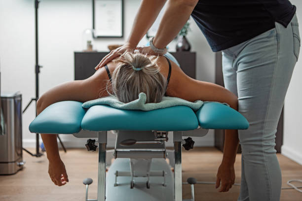 Physiotherapy treatment for pain relief of female patient Physiotherapy treatment for pain relief of female patient chiropractor stock pictures, royalty-free photos & images