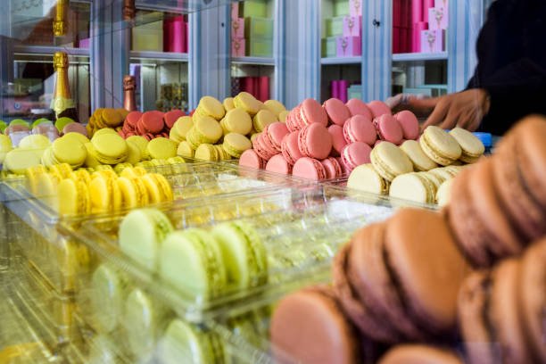 macarons store in frankreich - macaroon french cuisine cake cookie stock-fotos und bilder