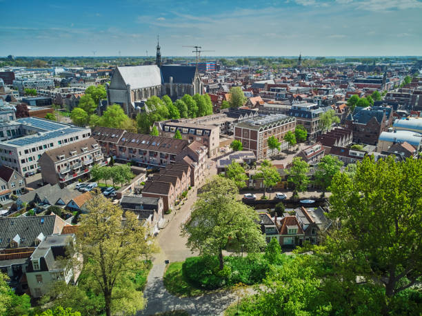 Vista aerea del drone del centro storico di Alkmaar, Olanda Settentrionale, Paesi Bassi - foto stock