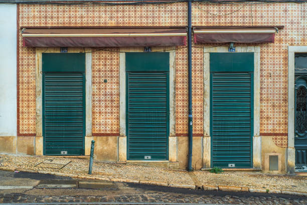 Entrance doors are arranged in a row