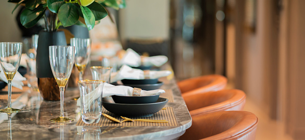 dolly foto de cerca de bonita silla de comedor con mesa de madera y juegos de platos diseño de interiores tono de color vintage con destellos claros, hermoso entorno de mesa para boda u otro diseño de casa de celebración photo