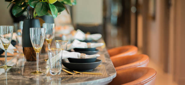 тележка снимок крупным планом красивого обеденного стула с деревянным столом и наборами блюд дизайн интерьера винтажный цветовой тон со с� - restaurant стоковые фото и изображения