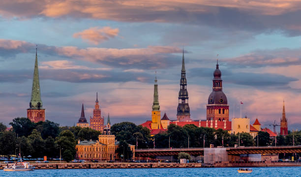 historyczne centrum rygi - stolicy łotwy - daugava river zdjęcia i obrazy z banku zdjęć