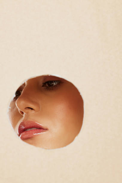 Aesthetic face, woman with makeup in spotlight circle or zoom on skincare with lipstick in studio mockup. Natural beauty cosmetics to highlight glow, creative art or view paper texture design cara estética, mujer con maquillaje en círculo de foco o zoom en el cuidado de la piel con lápiz labial en maqueta de estudio. cosméticos de belleza naturales para resaltar el brillo, el arte creativo o ver el diseño de textura del papel