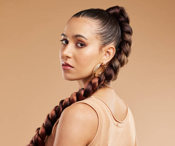 beleza, moda e maquiagem, mulher com trança, rosto sério e cosméticos de luxo e cuidados com os cabelos. saúde, bem-estar e cuidados com a pele, retrato de menina bonita legal do méxico com penteado trançado longo. - braided women sensuality portrait - fotografias e filmes do acervo