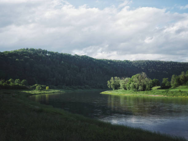 die Elbe vor einem Berg in der saechsich-boehmischen Schweiz