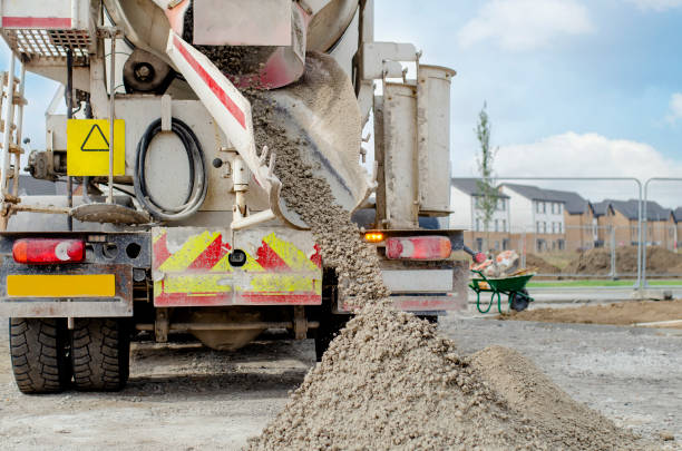 concreto entregue no canteiro de obras e descarregado do caminhão vagão de mistura de concreto - misturador de cimento - fotografias e filmes do acervo