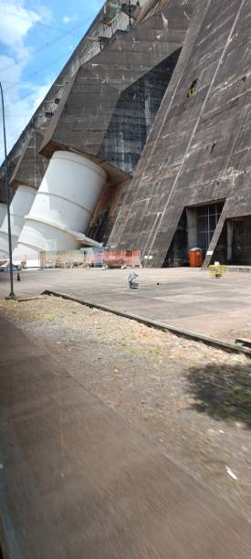 turbine du barrage d’itaipu fermer le bus de voyage chutes d’iguazu - itaipu dam photos et images de collection