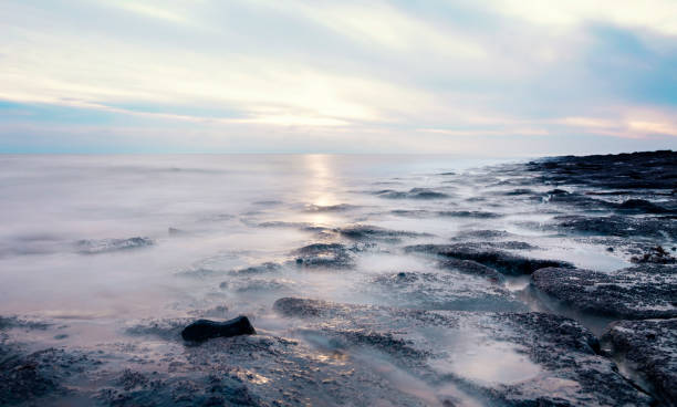 冬の岩だらけの海岸に昇る美しい太陽 - landscaped landscape winter usa ストックフォトと画像