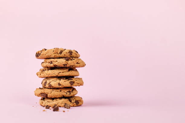 pila de galletas aisladas sobre fondo rosa, con espacio de copia - oat oatmeal isolated stack fotografías e imágenes de stock