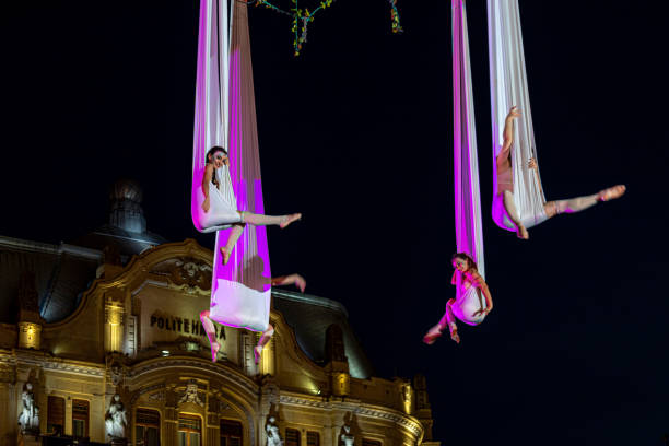 spanische schauspieler in nacht show air theater - acrobatic activity flash stock-fotos und bilder