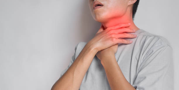 アジア人男性の首のきつさ。のどの痛み、咽頭炎、喉頭炎、食道炎、甲状腺炎、嚥下障害、窒息またはあえぎのコンセプト。 - dysphagia ストックフォトと画像