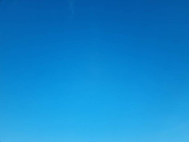 cloudless cielo de fondo - cielo despejado fotografías e imágenes de stock