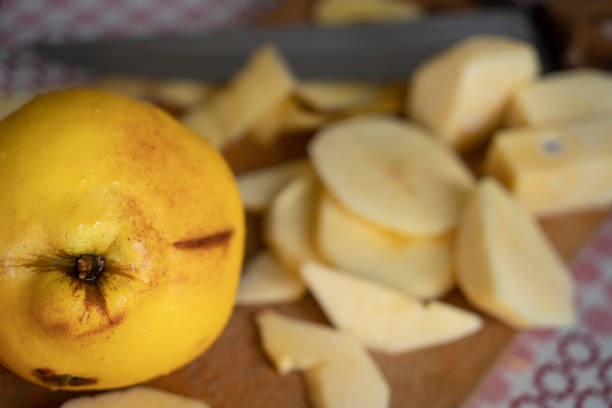 cutting a quince fruit - quince imagens e fotografias de stock