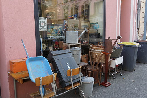 Mulhouse, Frankreich 11 20 2021: Secondhand store called brocante in French with vintage goods exhibited outside on the street. Retrostyle shop with objects of daily life in city center of Mulhouse, France.