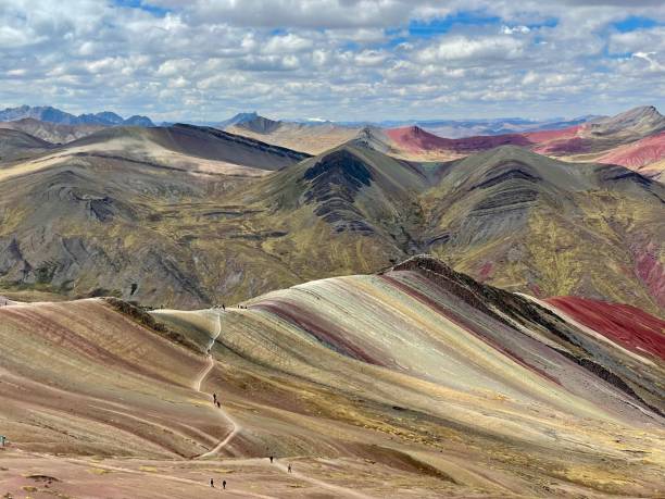 パルコヨレインボーマウンテン、ペルー旅行の必見の目的地の1つ - plateau ストックフォトと画像