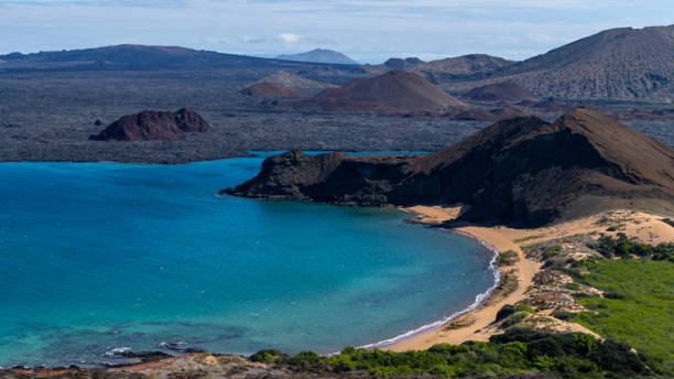 vista aérea de la isla bartolomé y la isla santiago al fondo - islas galápagos - isla bartolomé fotografías e imágenes de stock