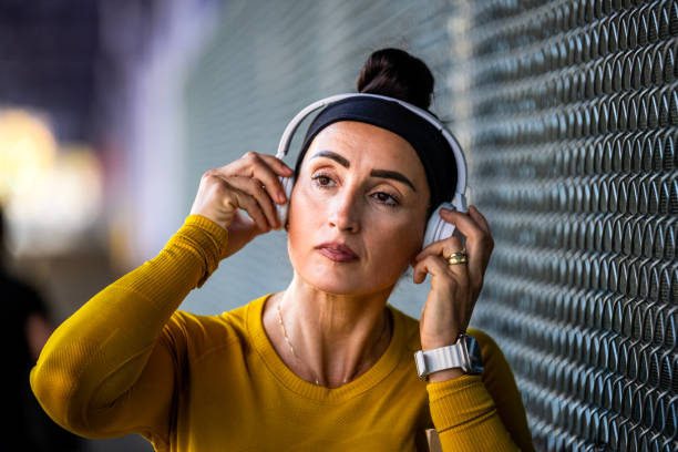 portrait d’une femme en forme profitant d’une activité physique à new york - east river audio photos et images de collection