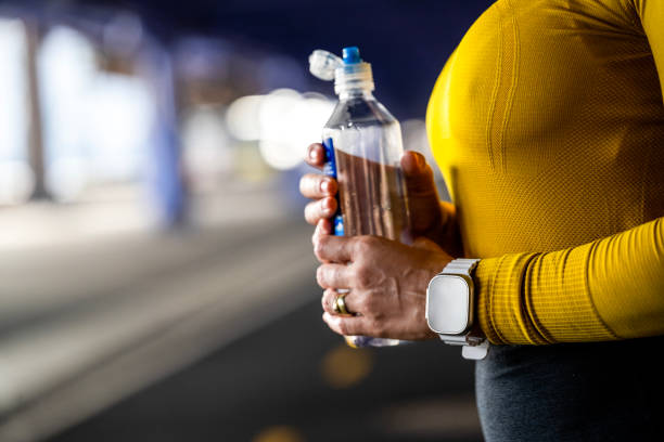 close-up of woman’s hands holding a bottle of water - east river audio imagens e fotografias de stock