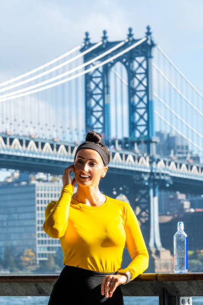 portrait d’une femme en forme profitant d’une activité sportive à new york lors d’une belle journée d’automne - east river audio photos et images de collection