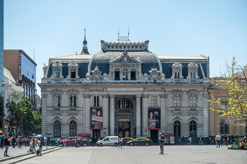 The Correo Central (Central Post office), a neoclassical building in Plaza de Armas, in the historical centre of Santiago de Chile. Pedstrians are in the streets around the building, as is traffic.