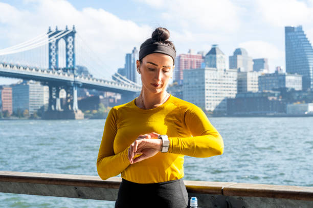 портрет подтянутой женщины, занимающейся фитнесом в нью-йорке - east river audio стоковые фото и изображения