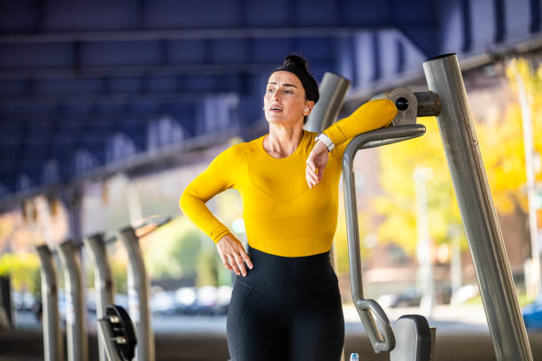 fit woman resting after fitness activity in new york city - east river audio imagens e fotografias de stock