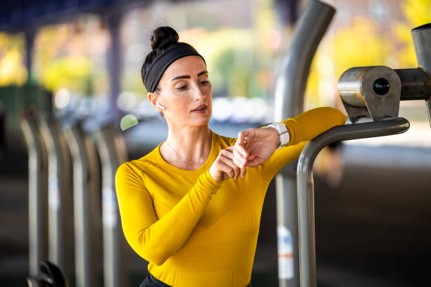 portrait d’une femme en forme profitant d’une activité physique à new york - east river audio photos et images de collection