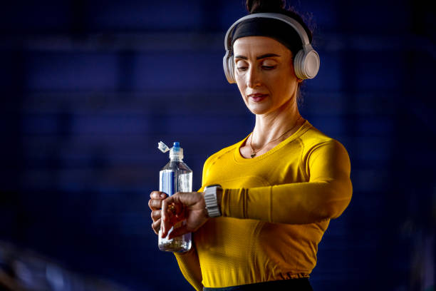 a woman enjoying fitness activity in new york city - east river audio imagens e fotografias de stock