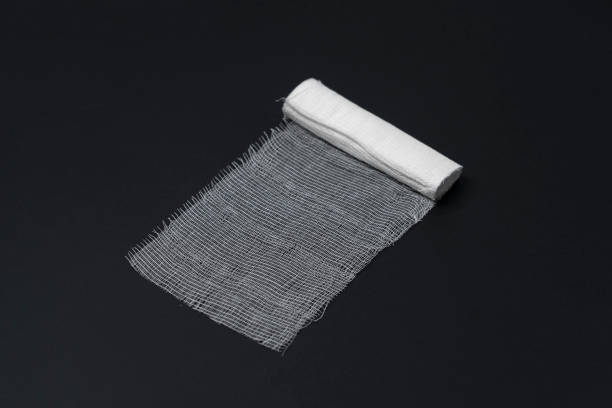 応急処置と創傷損傷保護のコンセプト、白い医療用包帯テープ - gauze bandage textured white ストックフォトと画像