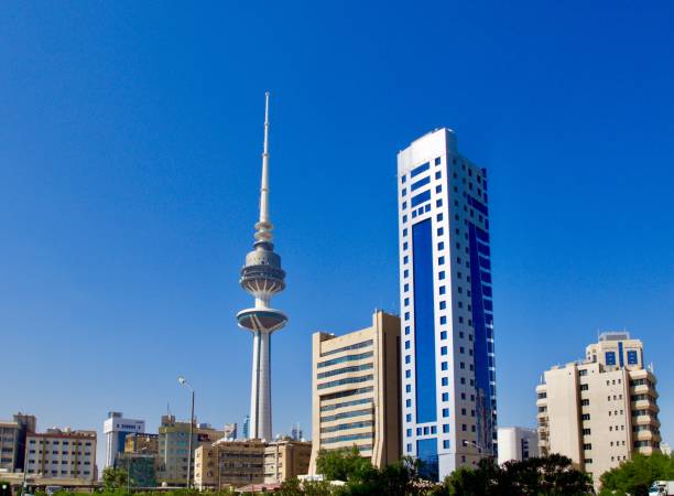 vista da torre da libertação a torre de comunicações da cidade do kuwait - kuwait city - fotografias e filmes do acervo