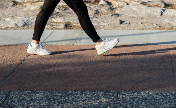 feet of woman doing sports - snelwandelen stockfoto's en -beelden