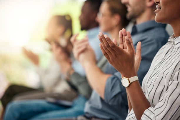 des mains, des gens heureux et des gens d’affaires qui applaudissent des mains pour soutenir un discours ou une présentation lors d’un salon professionnel. main, public et motivation de la formation de foule, de l’atelier ou de la conférence pour l - taper dans les mains photos et images de collection