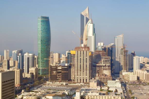 vista aérea dos arranha-céus da cidade do kuwait em construção - kuwait city - fotografias e filmes do acervo