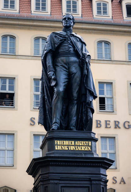 有名なシュタイゲンベルガーホテルデザックスの前にあるドレスデンのノイマルクトにあるフリードリヒアウグスト2世の像。ザクセン王の記念碑。ドレスデン旧市街のグランドホテル - friedrich august ii ストックフォトと画像