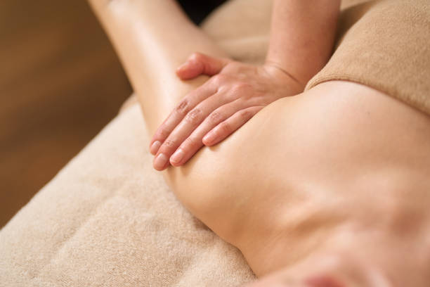 mulher que recebe massagem do braço no salão de beleza - lymphatic system - fotografias e filmes do acervo