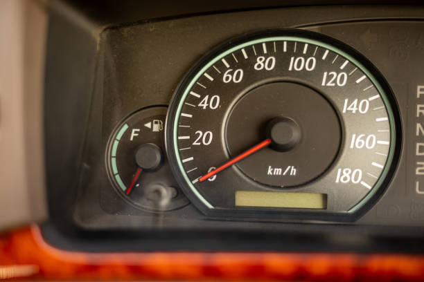 primer plano del velocímetro del coche. concepto de no progreso - currency odometer car gasoline fotografías e imágenes de stock