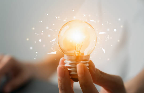 脳のコンセプトを持つ新しいアイデアとインスピレーション、電球を持つ手。 - 発見 ストックフォトと画像