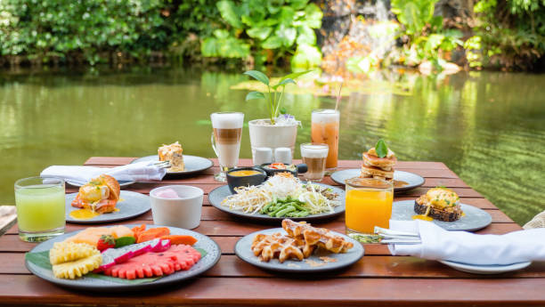 리조트 야외 레스토랑의 테이블에 다채로운 열대 아침 식사 - honeymoon color image horizontal setting the table 뉴스 사진 이미지